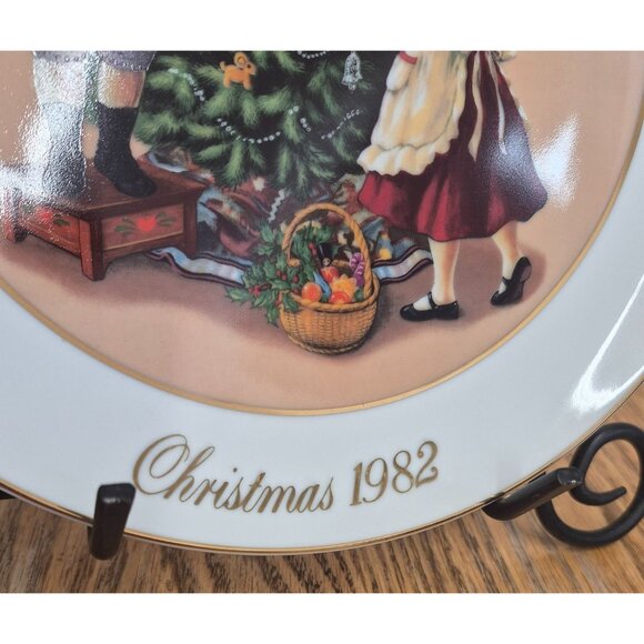 Christmas 1982 Avon Collectible Plate & Figurine Set With 22K Gold Trim - Picture 2 of 13